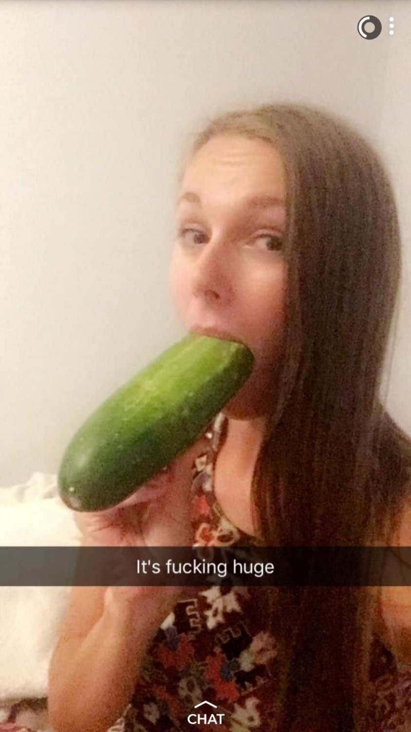 Cucumber freak & hottie haven her some fun #ymdTkMDJ