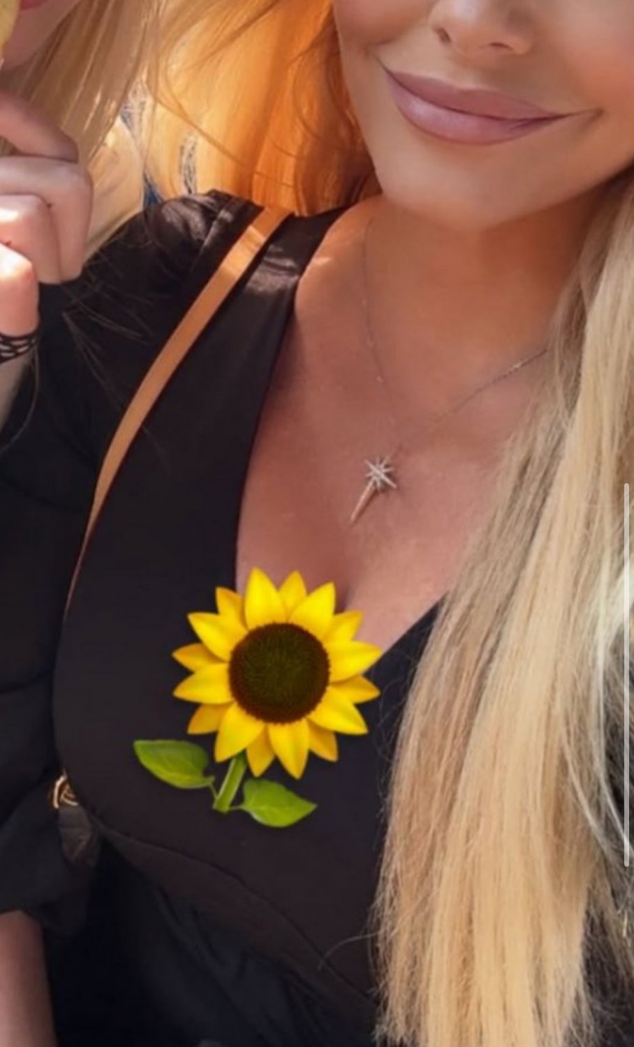 Still can’t over this fucking milf blocking her cleavage with an emoji…fucking pathetic whore #15LiaWsI