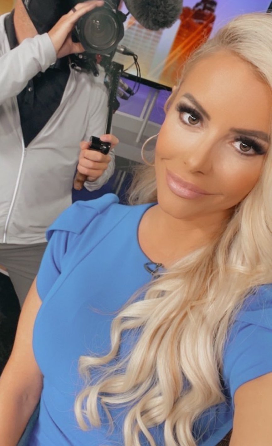 Still can’t over this fucking milf blocking her cleavage with an emoji…fucking pathetic whore #dOUDCAPq