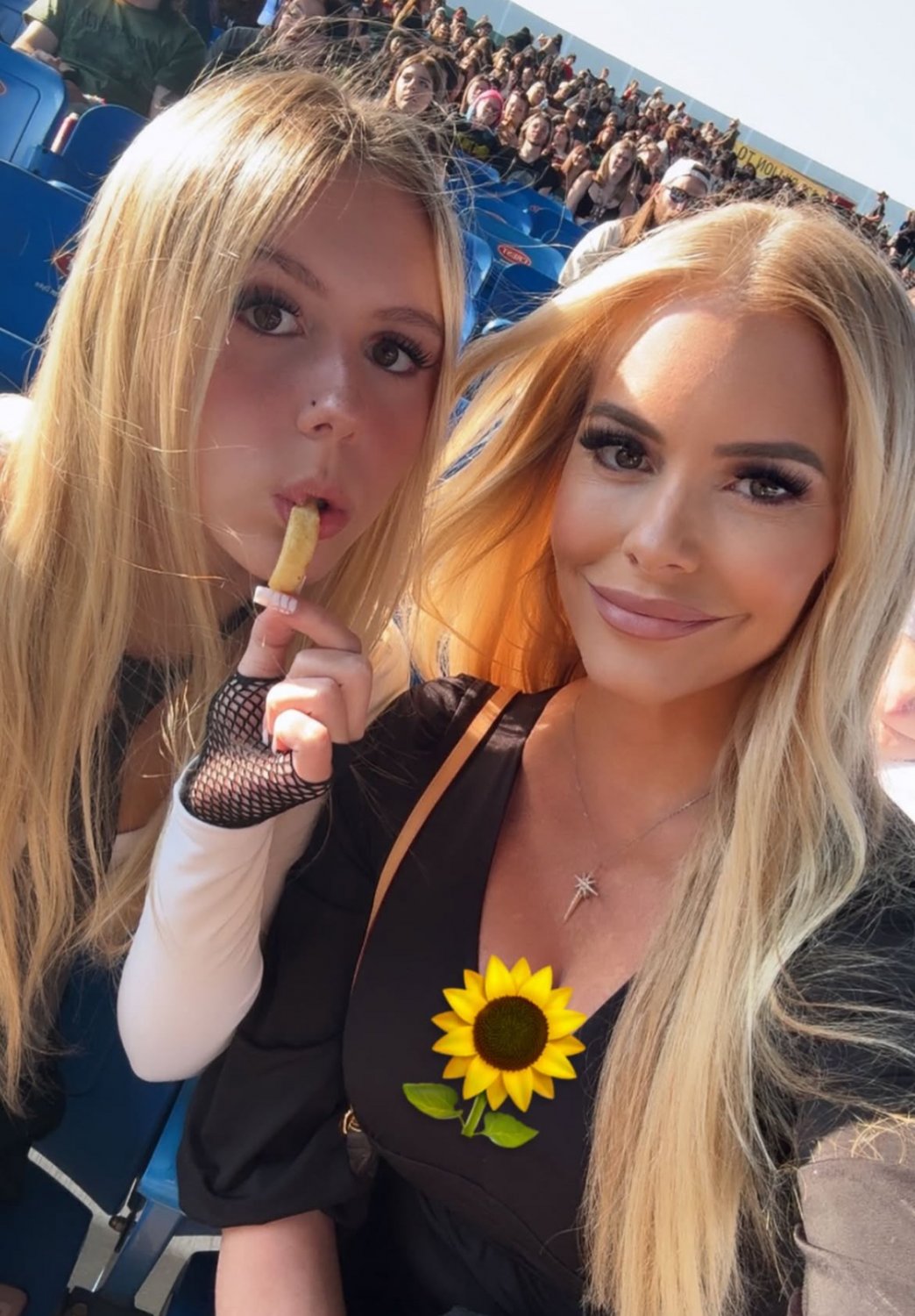 Still can’t over this fucking milf blocking her cleavage with an emoji…fucking pathetic whore #rIBhP65w