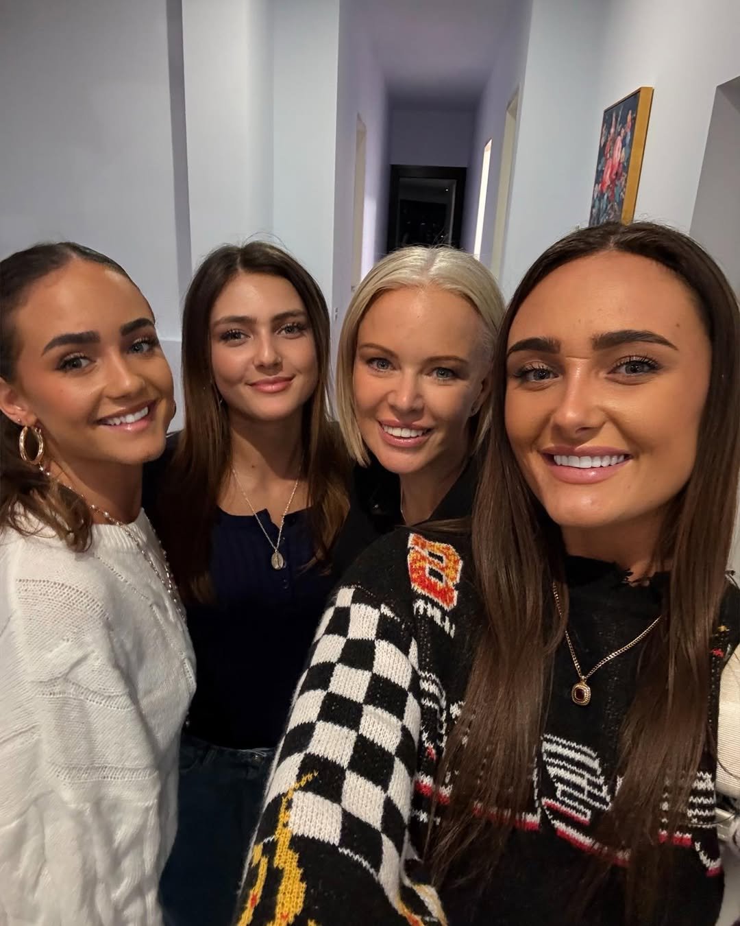 Disclosure #648: Close sisters #npN8WzBN